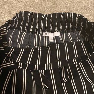 NWT DR2 Women Black Striped Tie Front  Short Size S